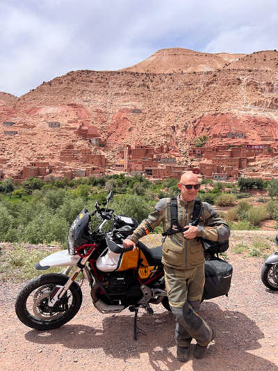 Max Moscuzza, una sosta durante il viaggio in moto